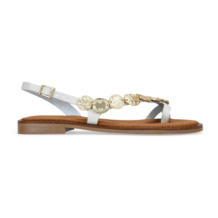 Sandalias de piel blancas con monedas metálicas