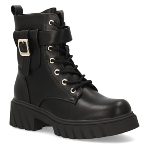 Botín militar con hebilla decorativa y diseño moderno.