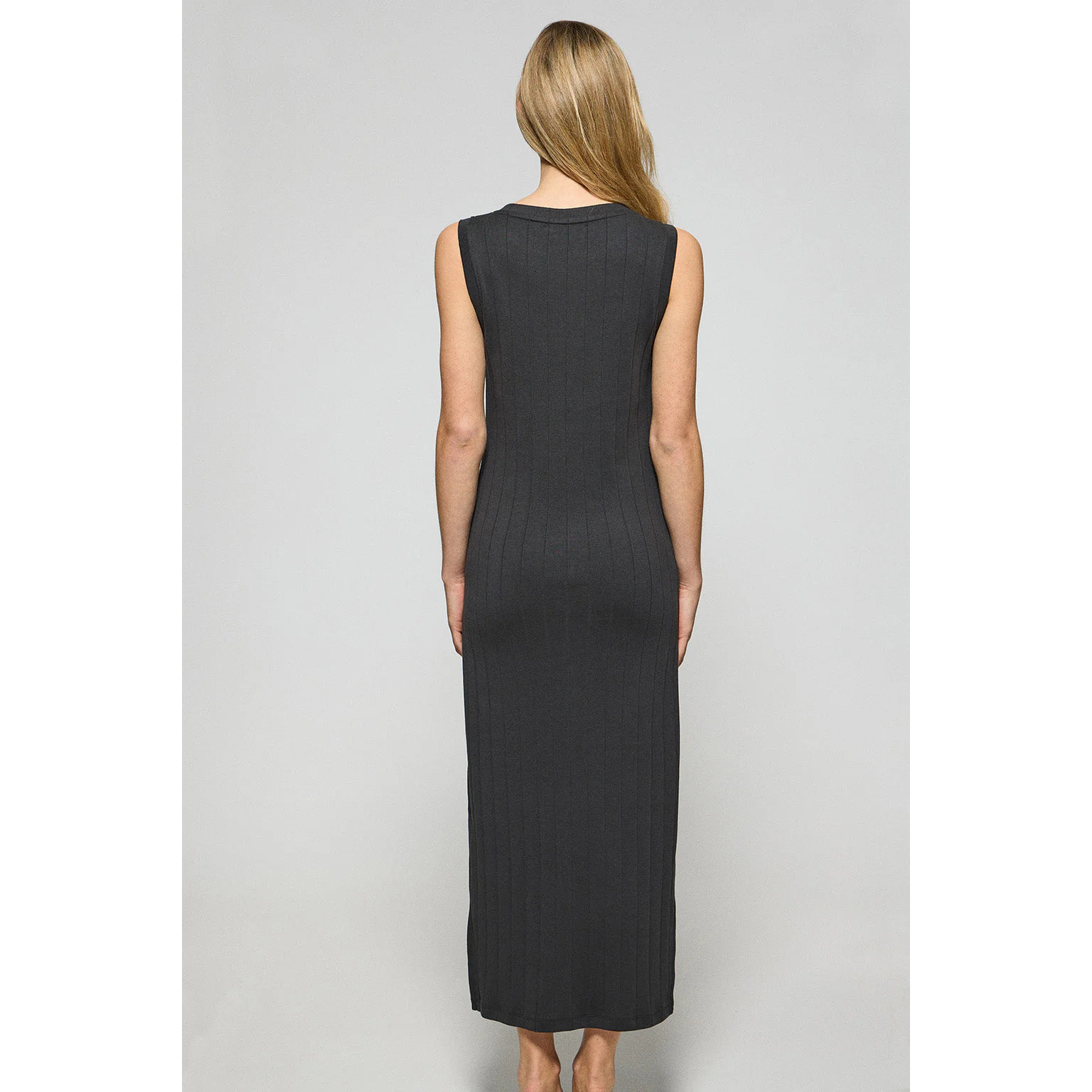 Vestito lungo nero a coste con monogramma ricamato