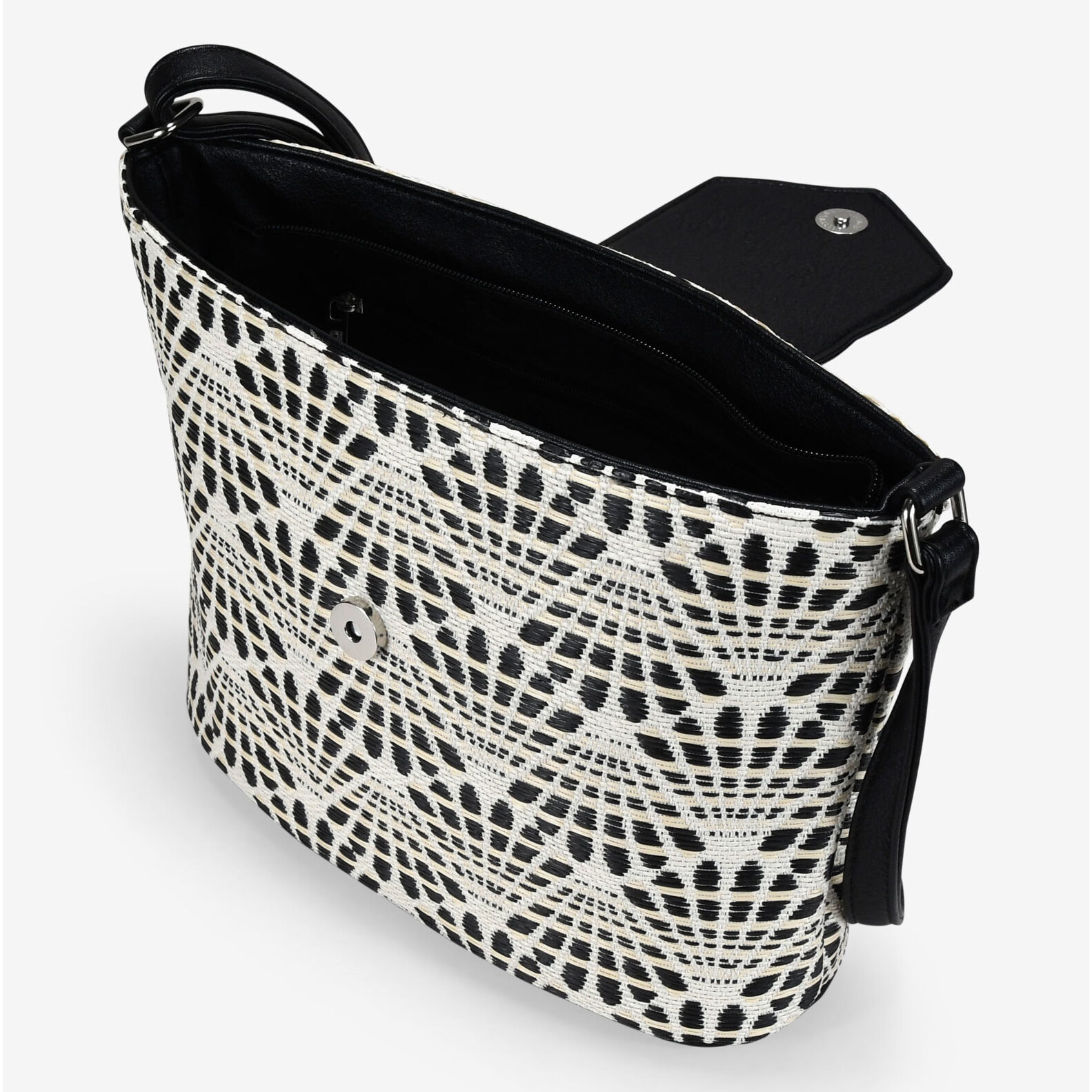 Bolso bandolera negro en rafia con solapa