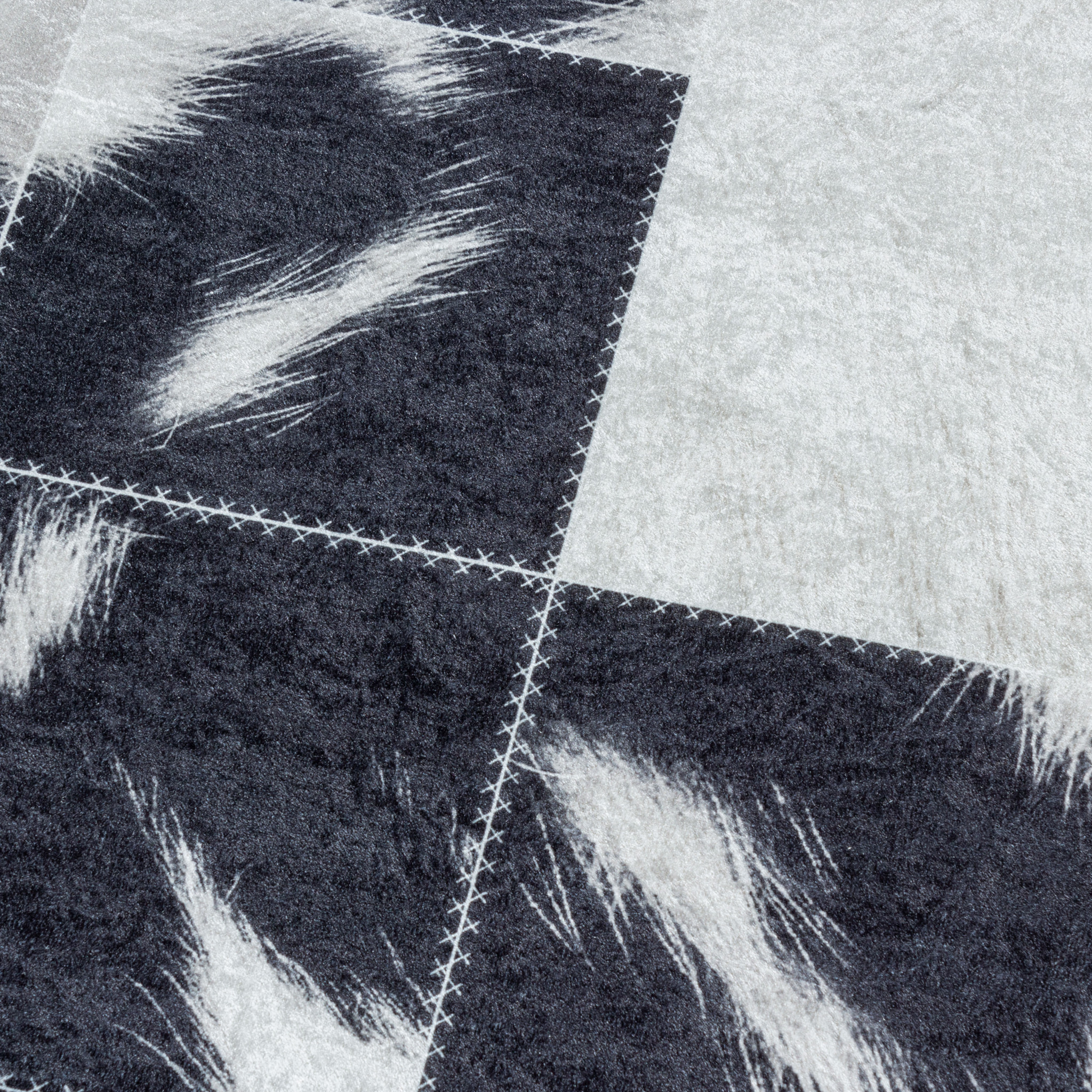 FIESTA - Tapis patchwork imitation peau noir et blanc
