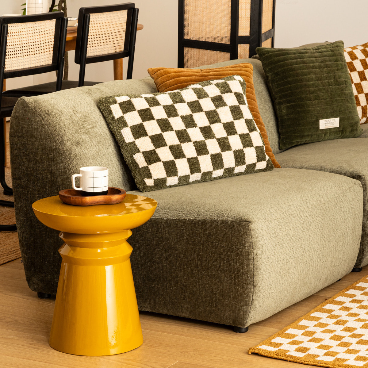 Table d'appoint totem Jaya métal jaune moutarde D38cm