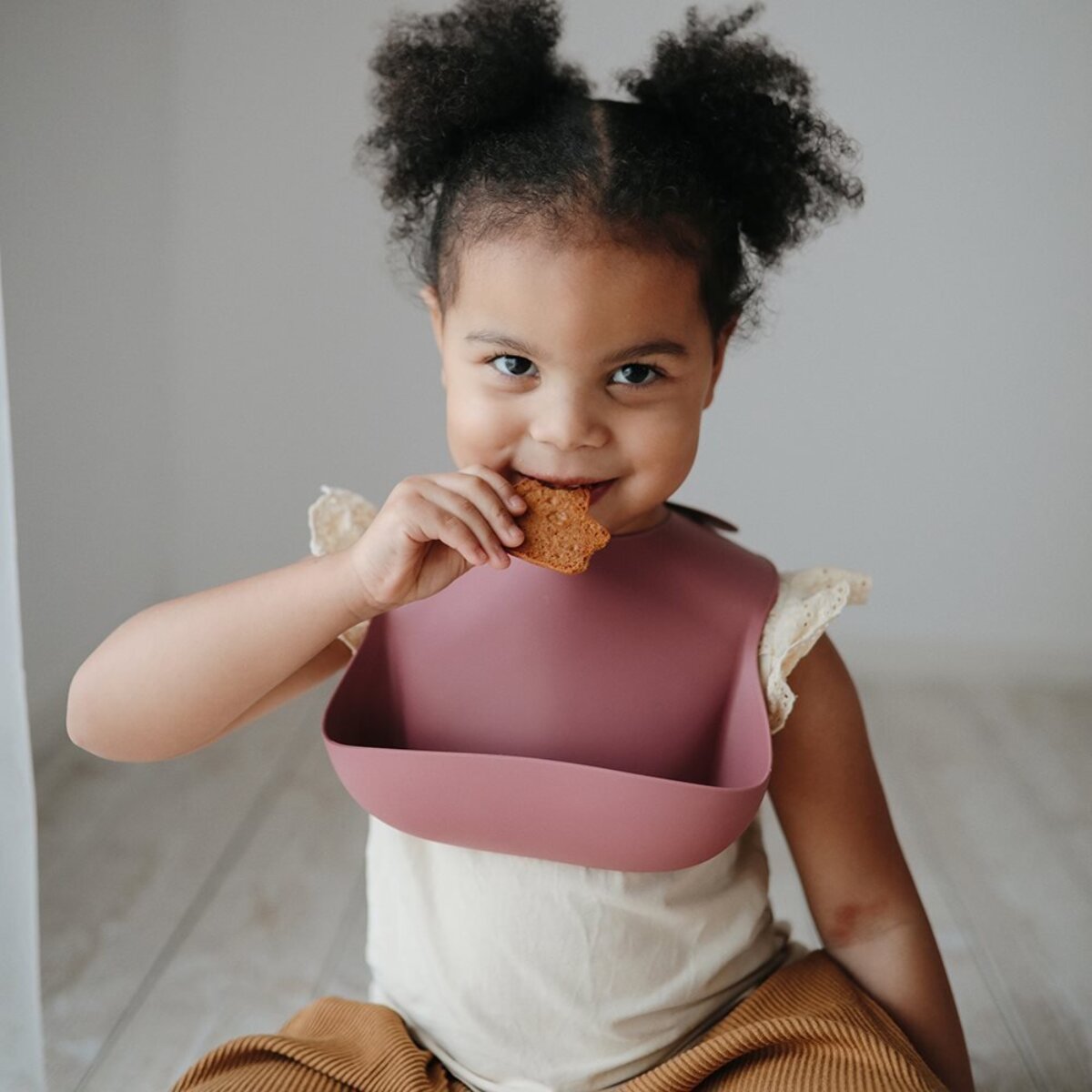 Mushie Babero Silicona Solid