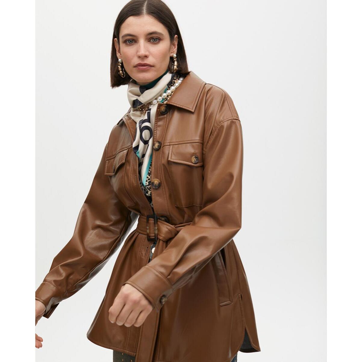 Giacca lunga con dettaglio tasche e cintura regolabile