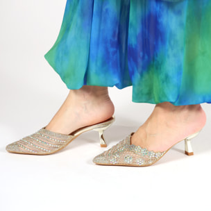 Sandali in simil pelle con tacco a rocchetto e tomaia gioiello