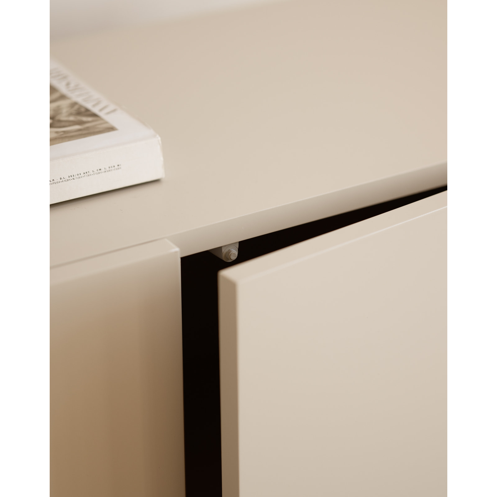 Buffet avec 3 portes laqué en teinte sable de 160x40cm Hauteur: 85 Longueur: 160 Largeur: 40