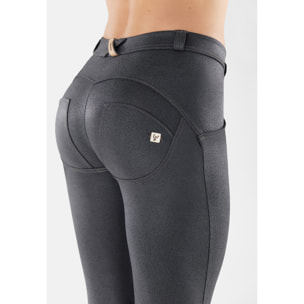 Pantaloni push up WR.UP® vita regular similpelle semi lucida