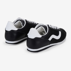 Zapatillas deportivas negras con cordones