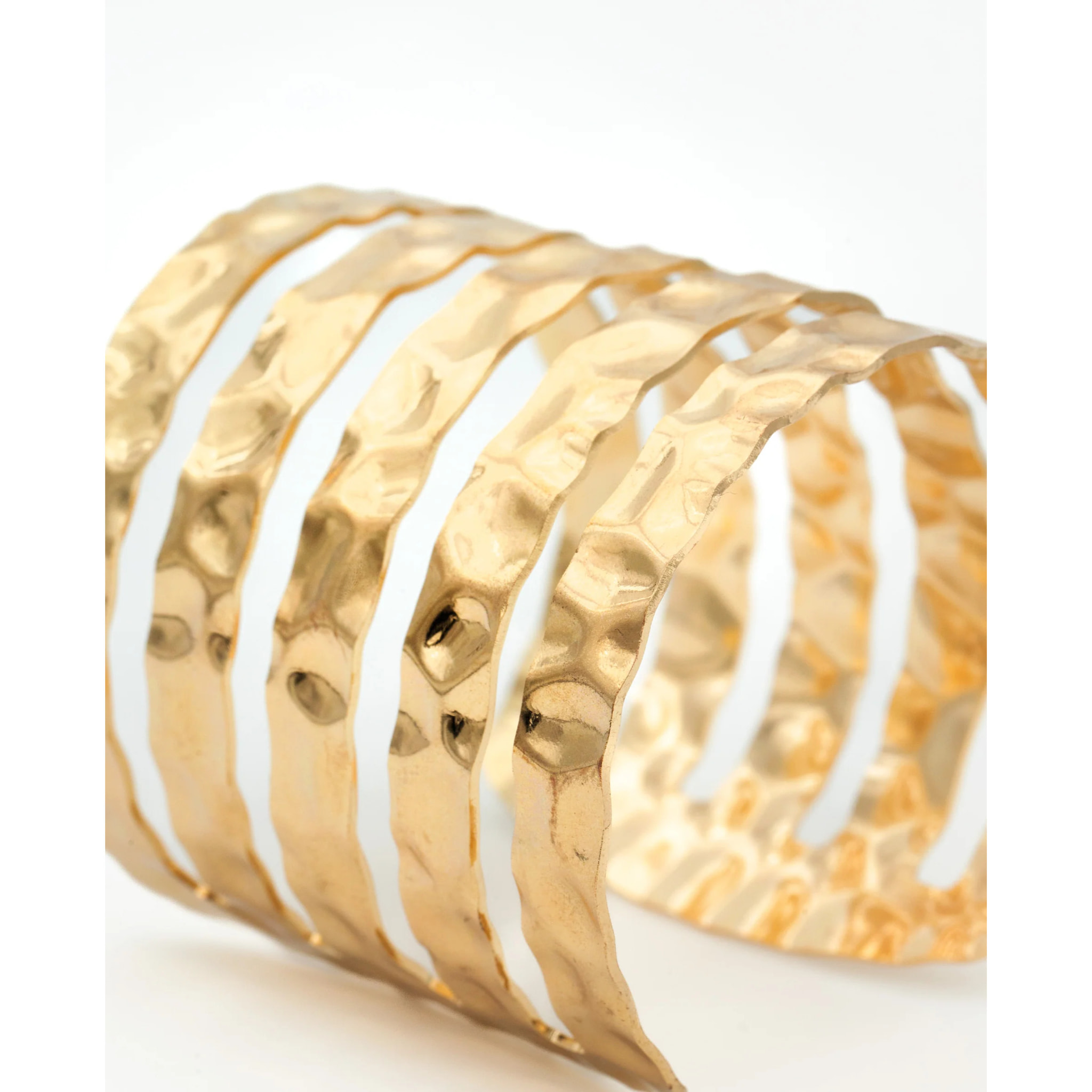 Brazalete de mujer con acabado texturizado