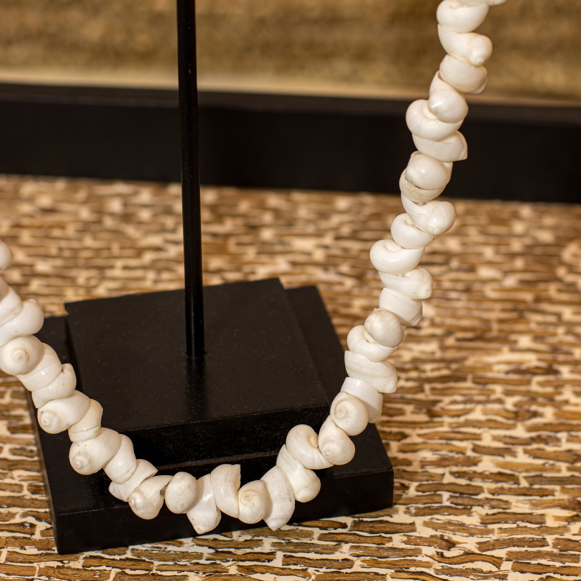 Collier en coquillages avec socle en métal  DAO