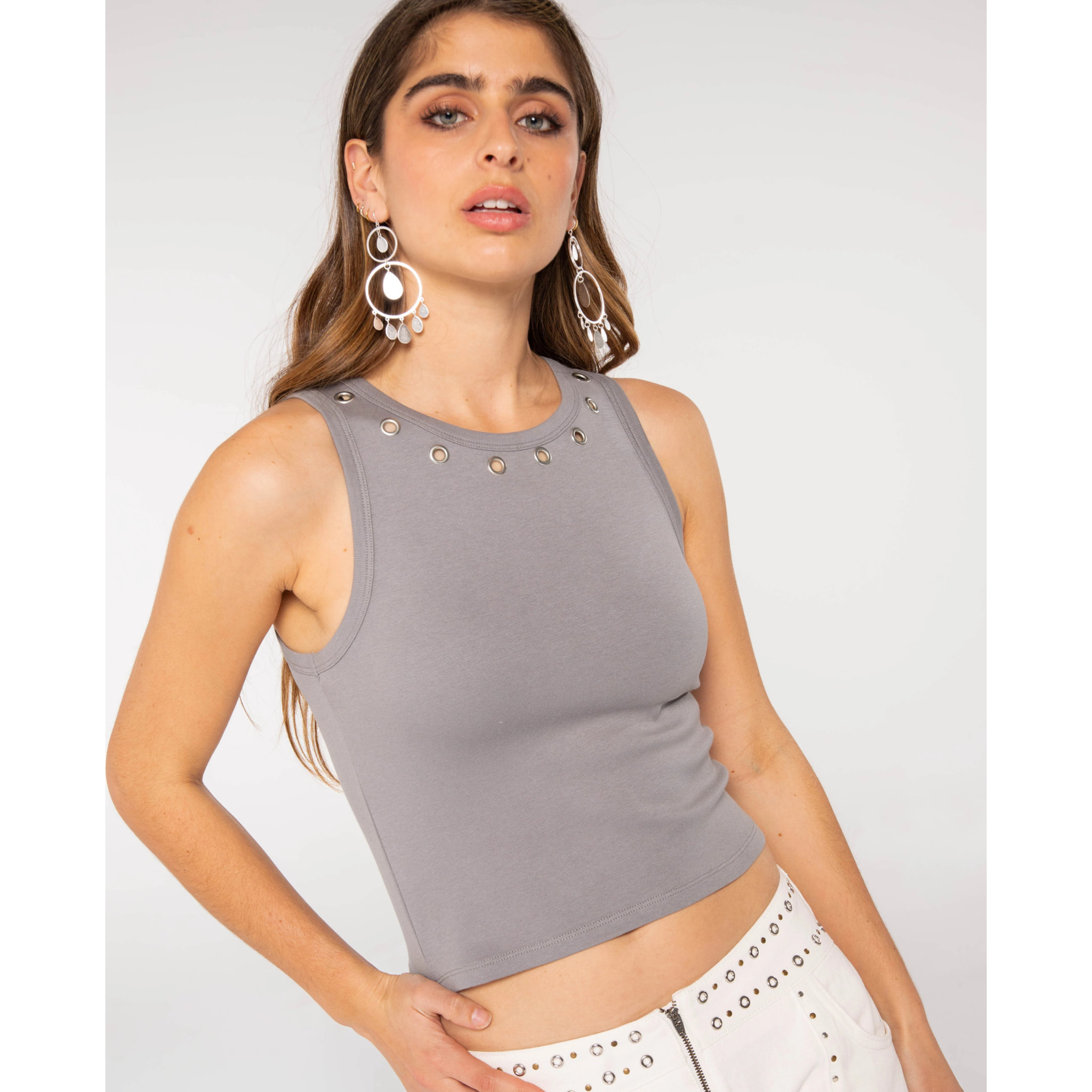Top crop de algodón con escote redondo y detalles metálicos de mujer
