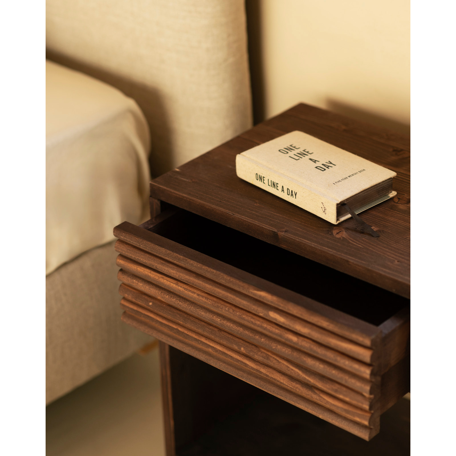 Mesita de noche de madera maciza con un cajón en tono nogal de varias medidas