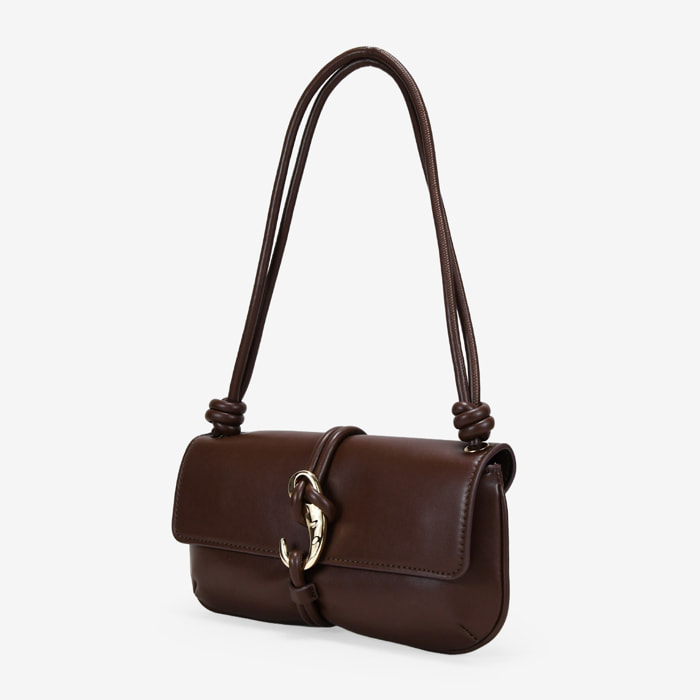 Bolso de hombro marrón con solapa y gancho metálico