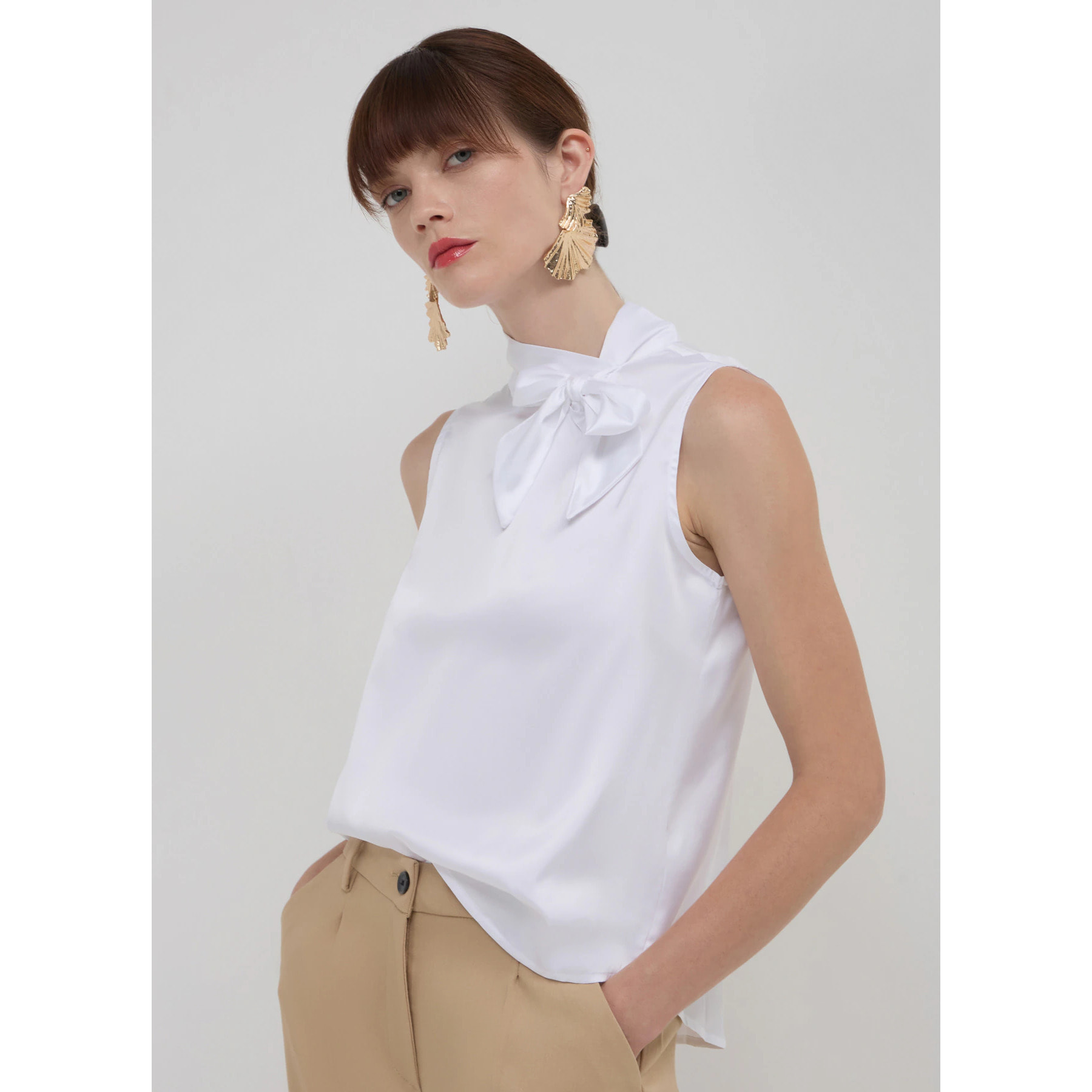 Blusa smanicata con fiocco