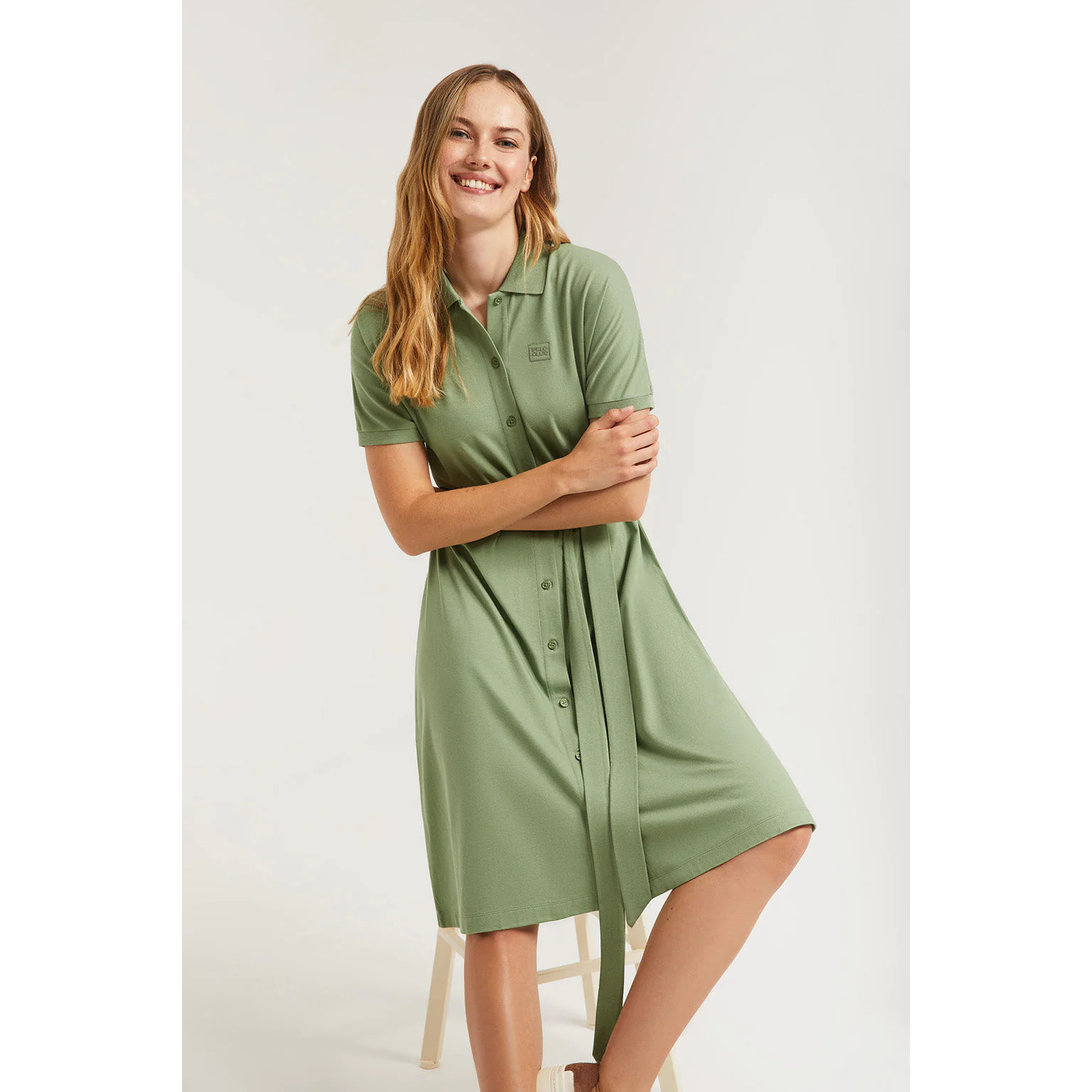 Vestito midi verde con logo ricamato tono su tono