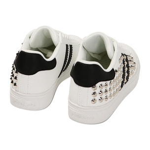 Sneakers bianco con borchie