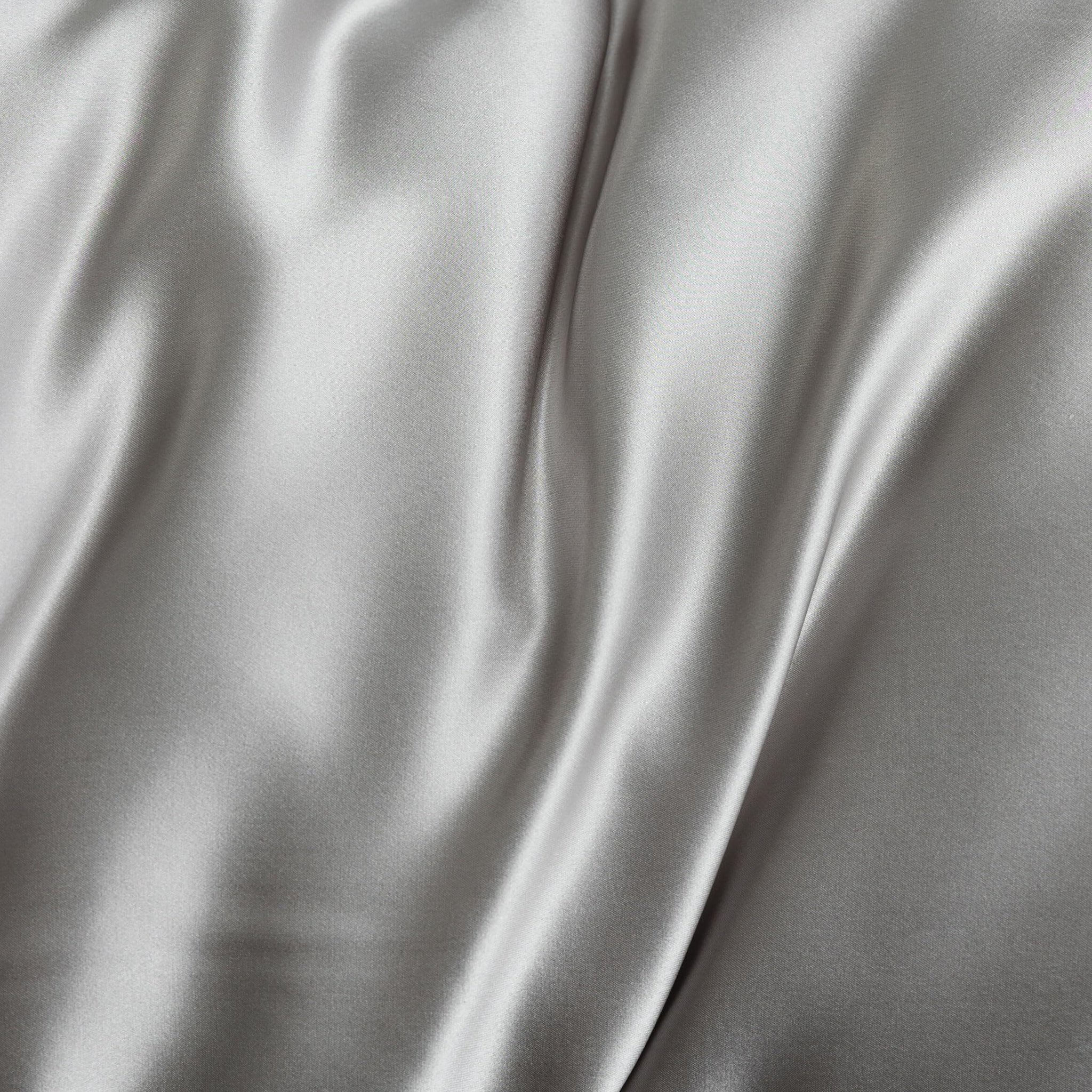 Coppia federe in seta 50x80 cm con zip e volani, fronte in seta morbida e lucente, retro in tencel traspirante, effetto anticrespo e delicata su pelle e capelli, eleganti e confortevoli, ideali per ogni stagione