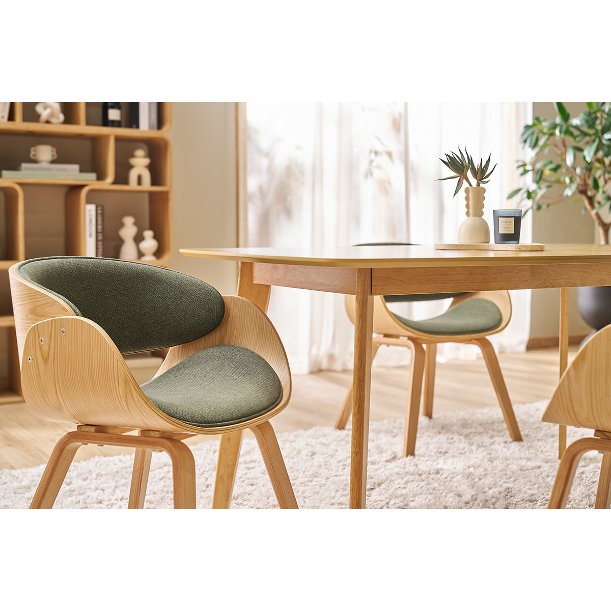 Chaise design en tissu vert kaki et bois clair BENT