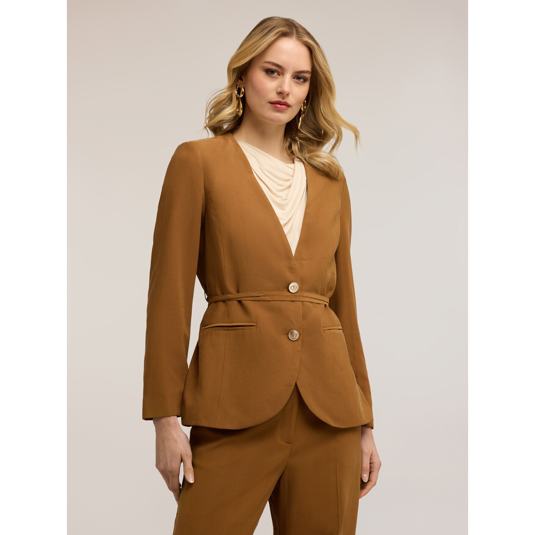 Motivi - Giacca senza collo con cinturino - Marrone