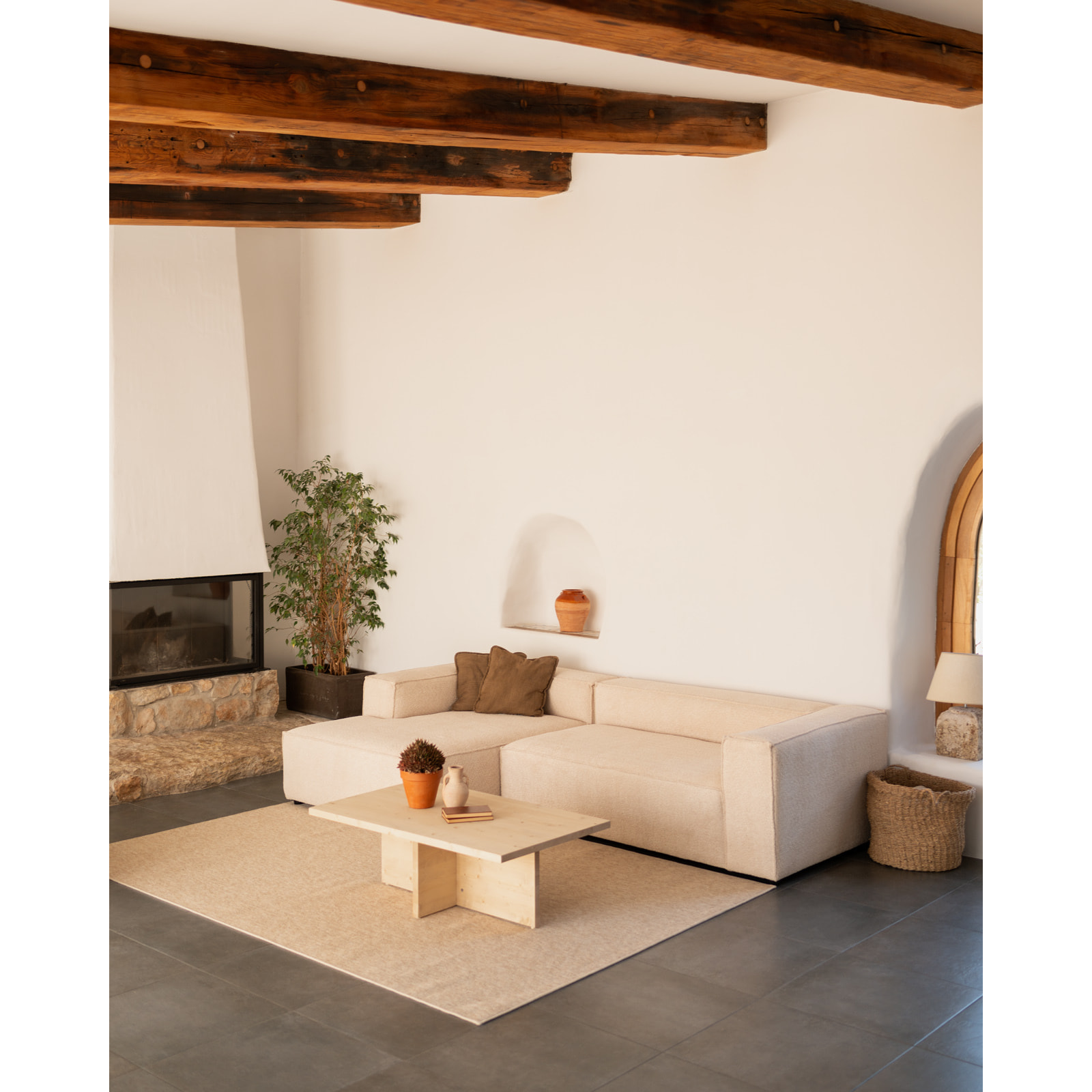 Mesa de centro de madera maciza en tono natural de 120x70cm Alto: 40 Largo: 120 Ancho: 70
