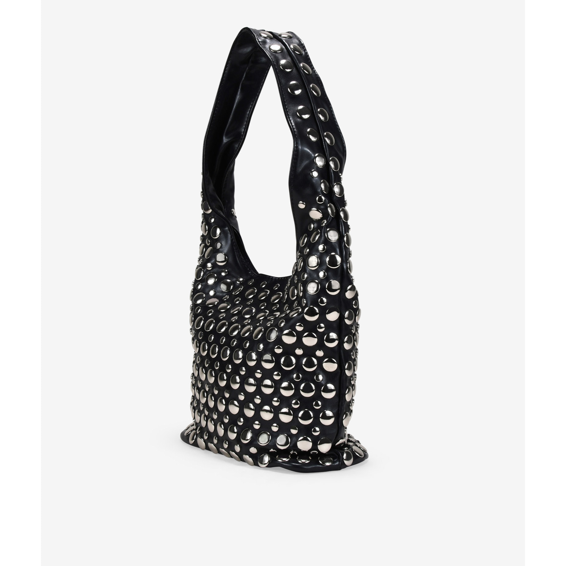 Bolso de hombro negro con tachas metálicas