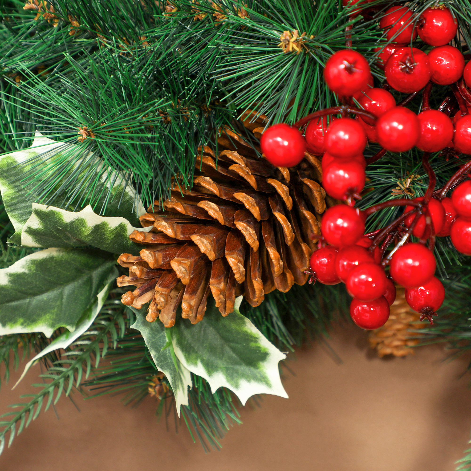 Couronne de Noël LED x 35 blanc chaud dia. 60 cm timer pommes de pin baies rouges feuilles houx
