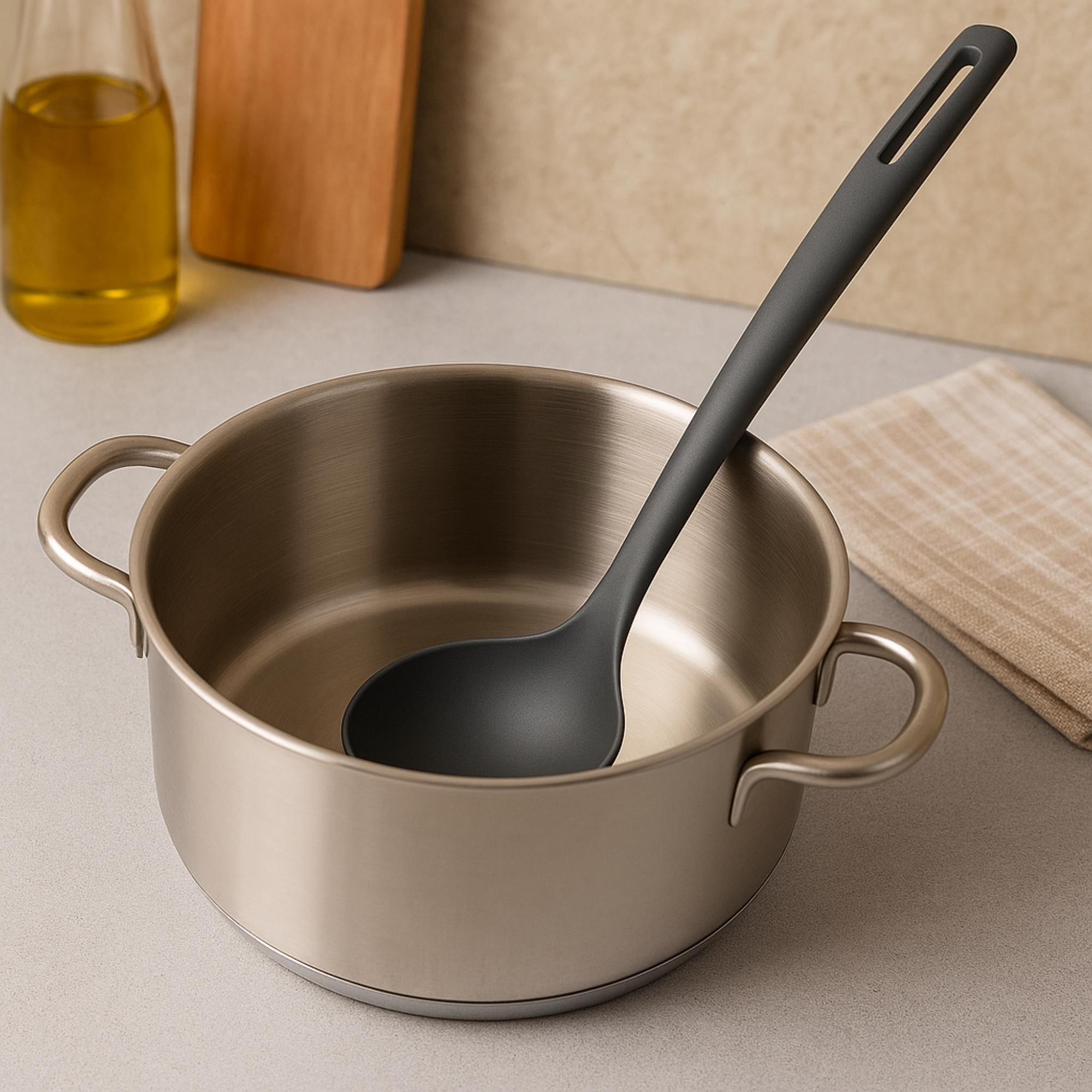 cucharón en color negro 29x8,2cm