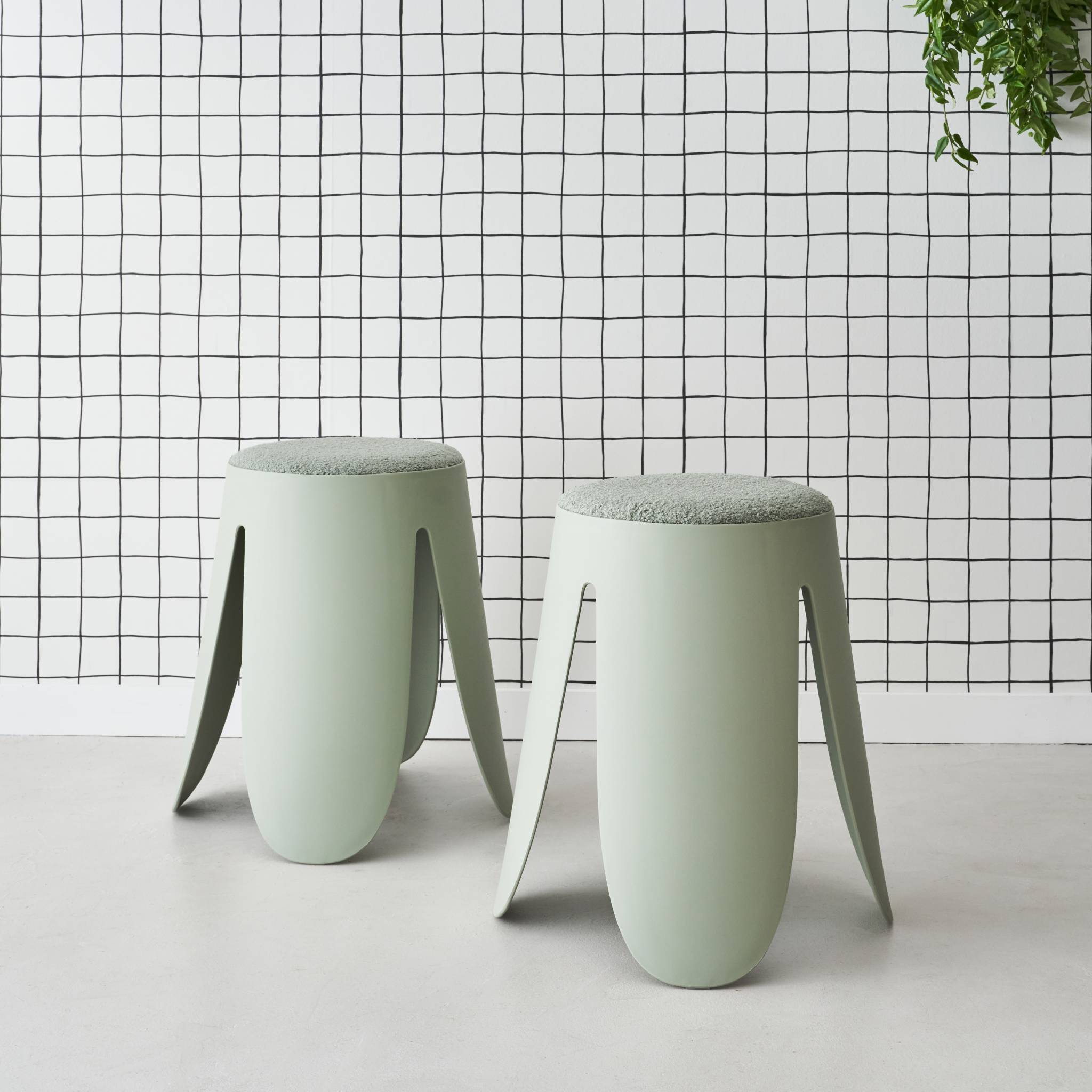 Set de 2 tabourets empilables vert céladon. bouclette texturée. NIKI. Ø30 / 44 x H46cm
