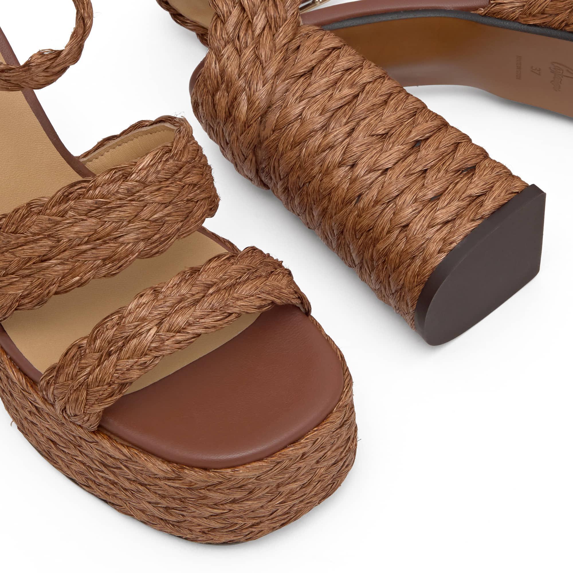 Sandalia de tacón Fresa en rafia tintada con cierre de pulsera