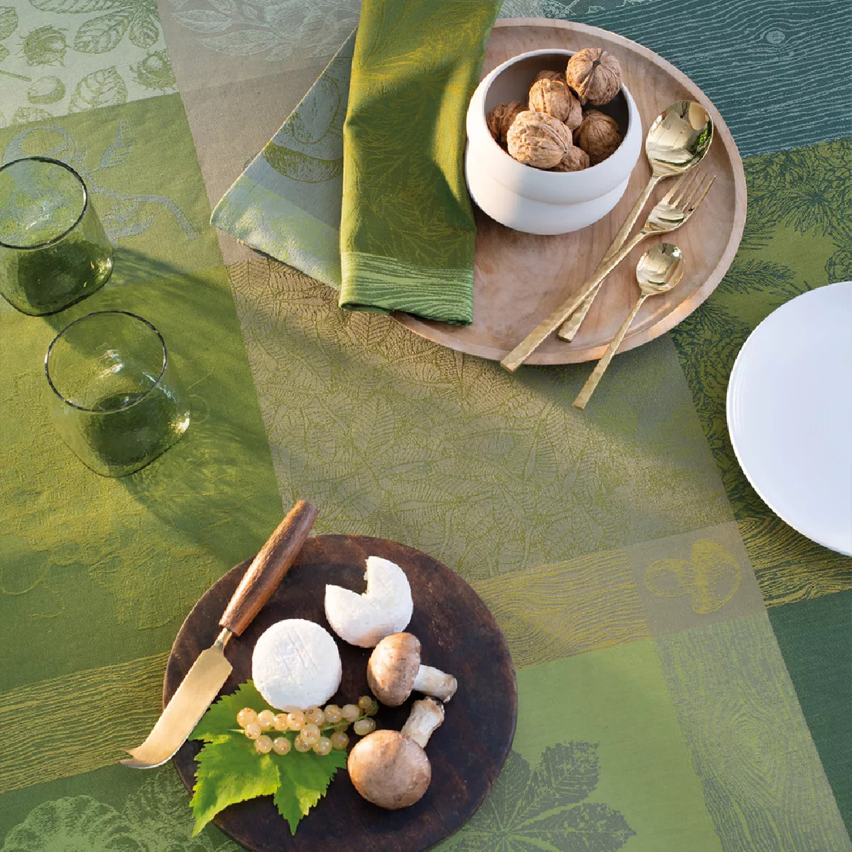 Nappe pur coton motif jacquard vert Mille bois d'automne mousse