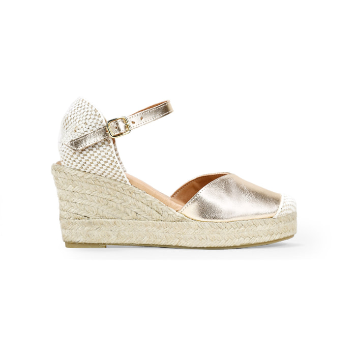 Alpargatas doradas en piel con cuña de esparto