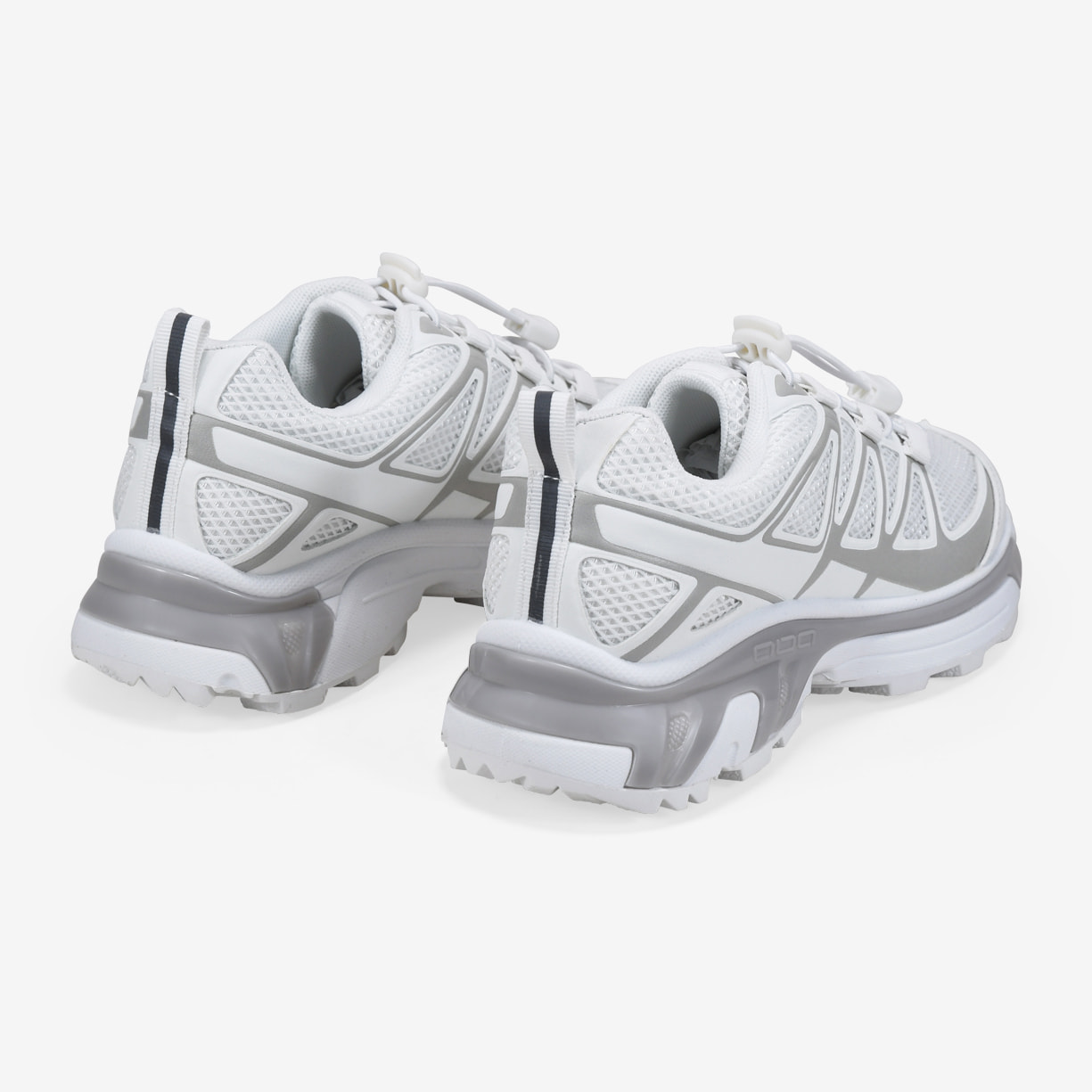 Zapatillas deportivas blancas con cordones ajustables