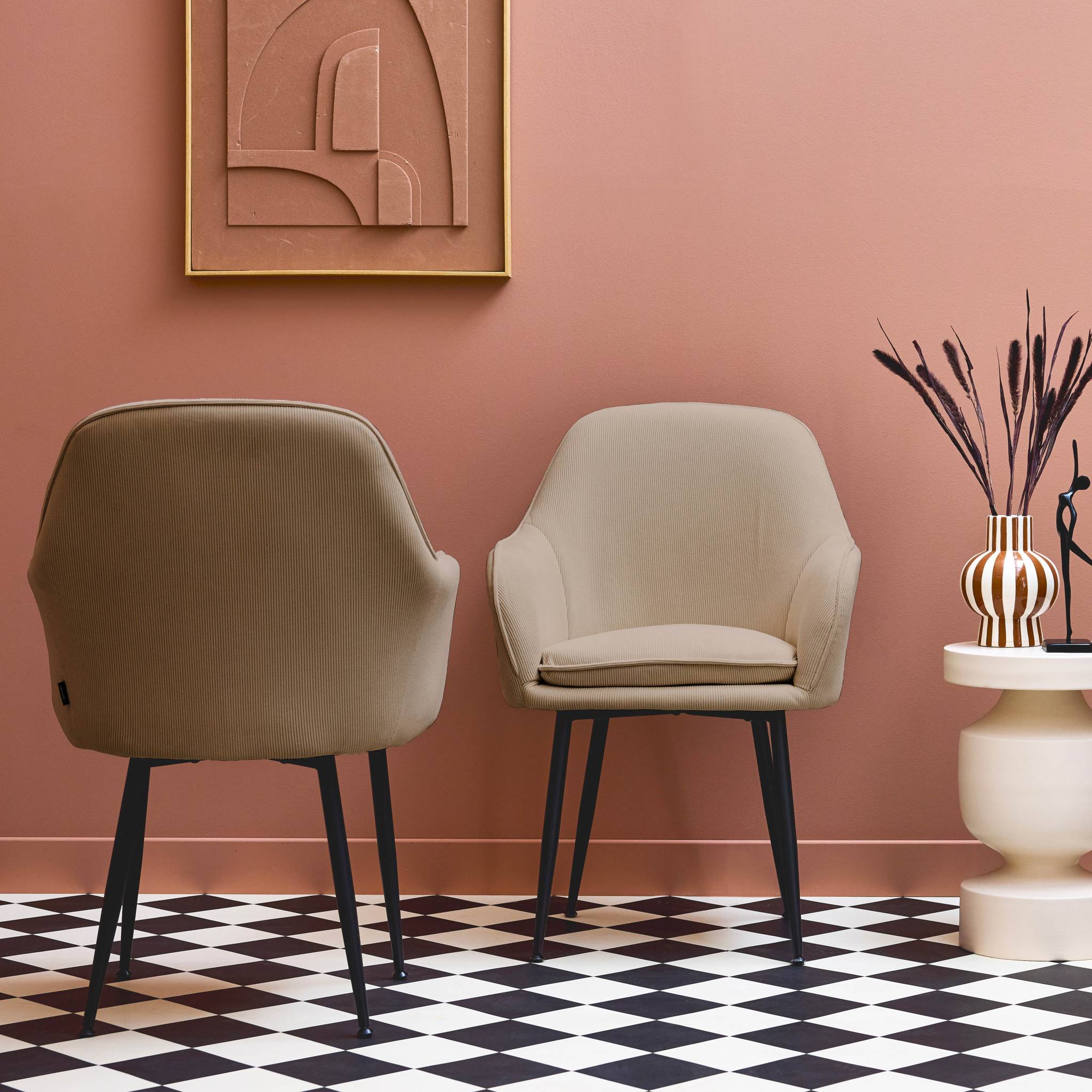 Lot de 2 fauteuils en velours côtelé beige et pieds en métal noir mat. L 57 x P 59 x H 84.5