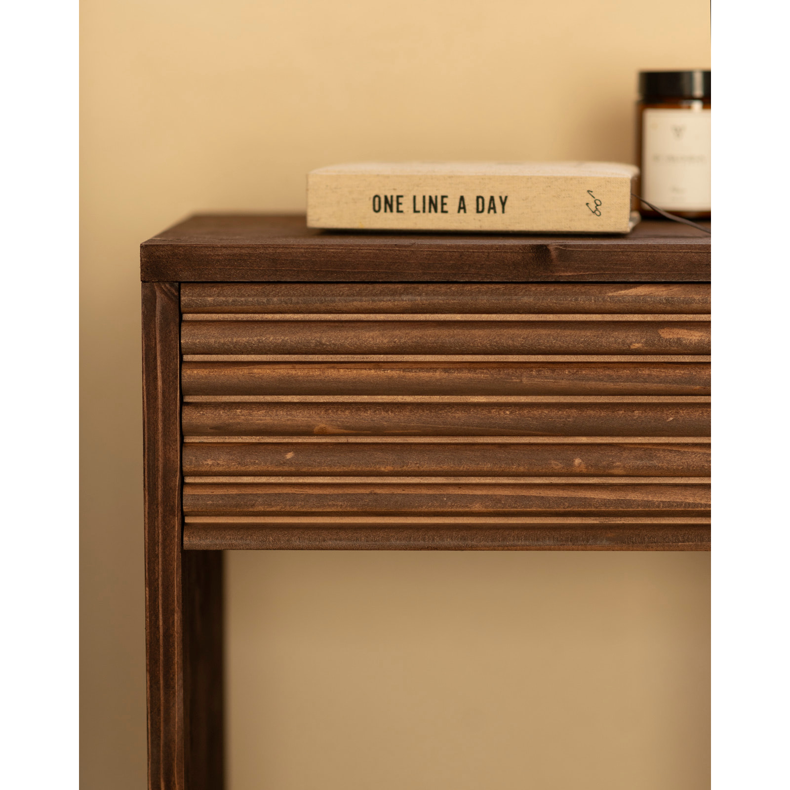 Mesita de noche de madera maciza con un cajón en tono nogal de varias medidas