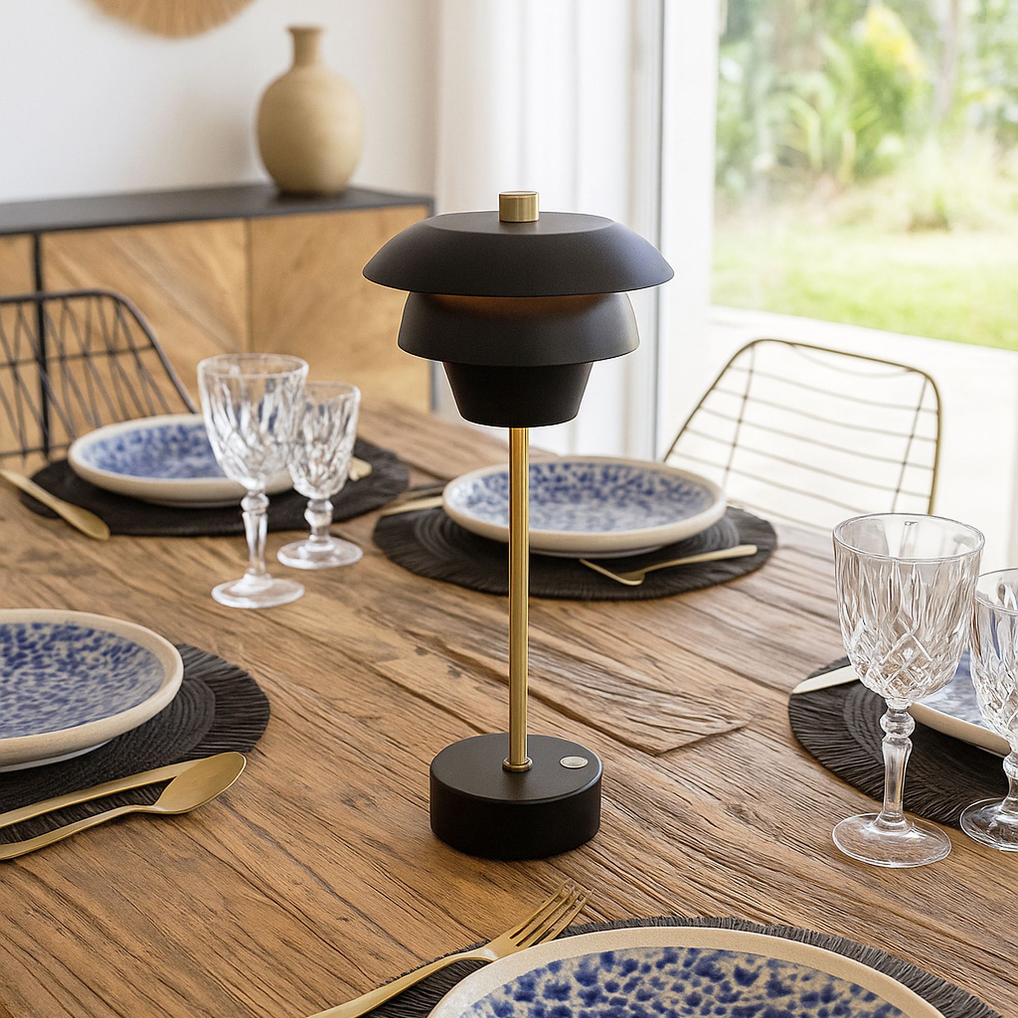 Lampe à poser rechargeable en métal noir et doré  MOXY