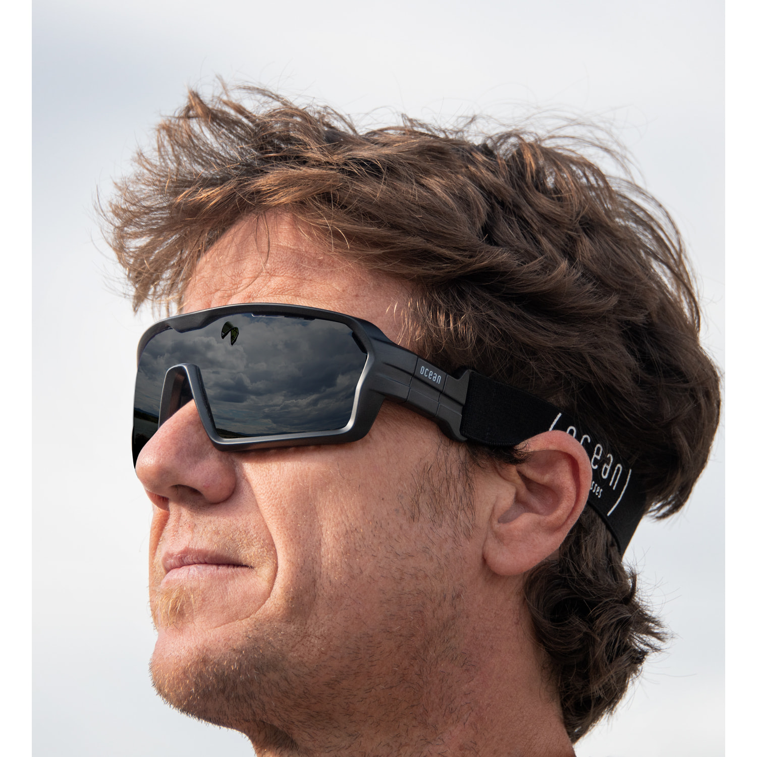 Gafas de deportes acuáticos OCEAN CHAMELEON - Negro brillante / Ahumada con plaquetas puntas y espuma negras con correa negra
