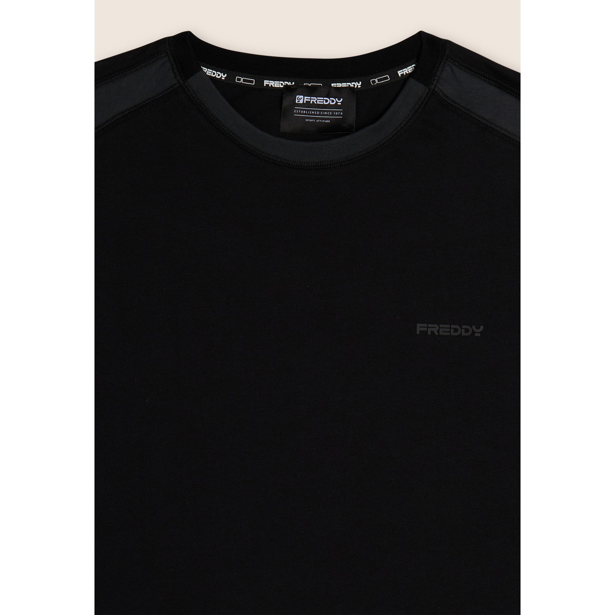 T-shirt con inserti sulle spalle