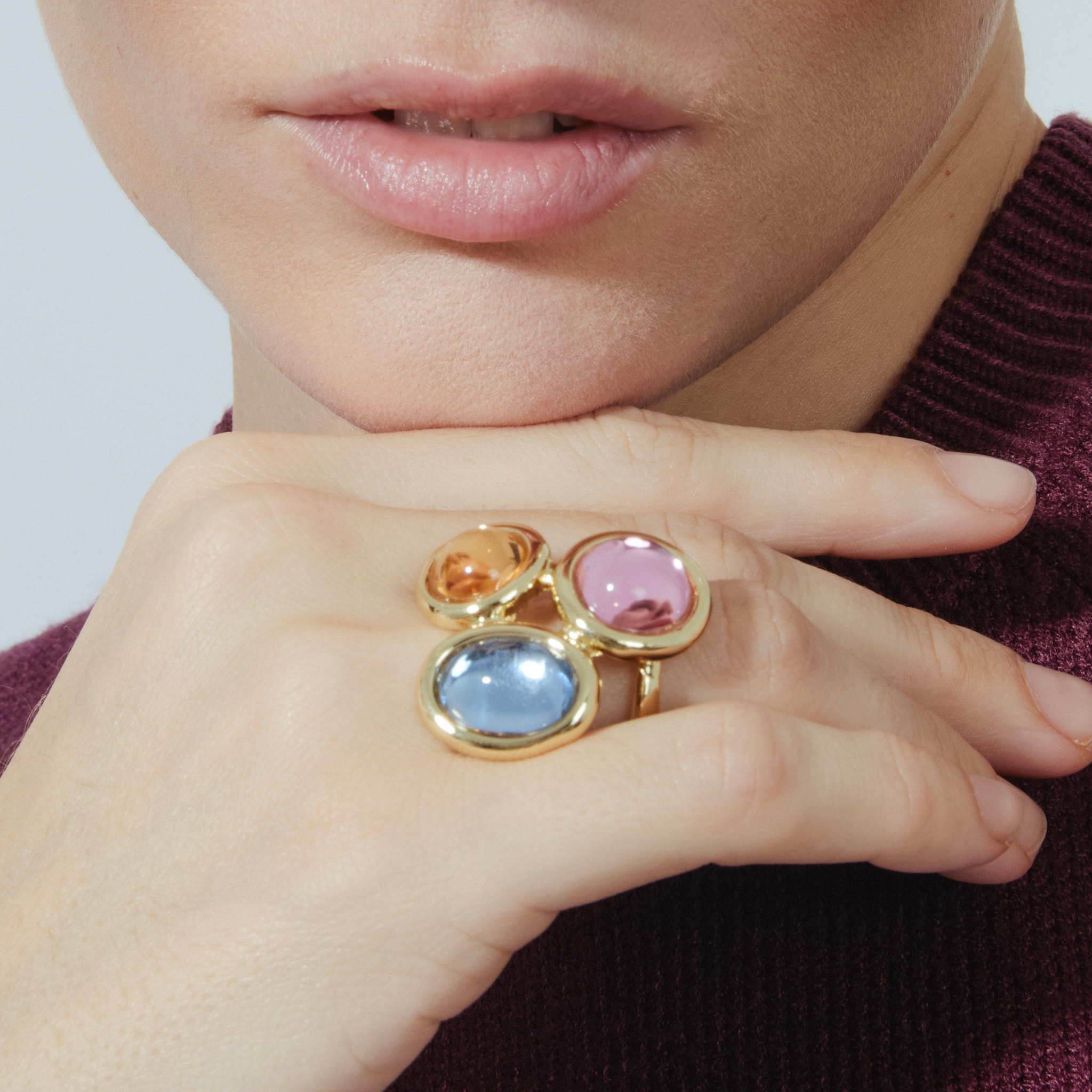 Anillo de Cristal Multicolor acabado en oro amarillo de 18K