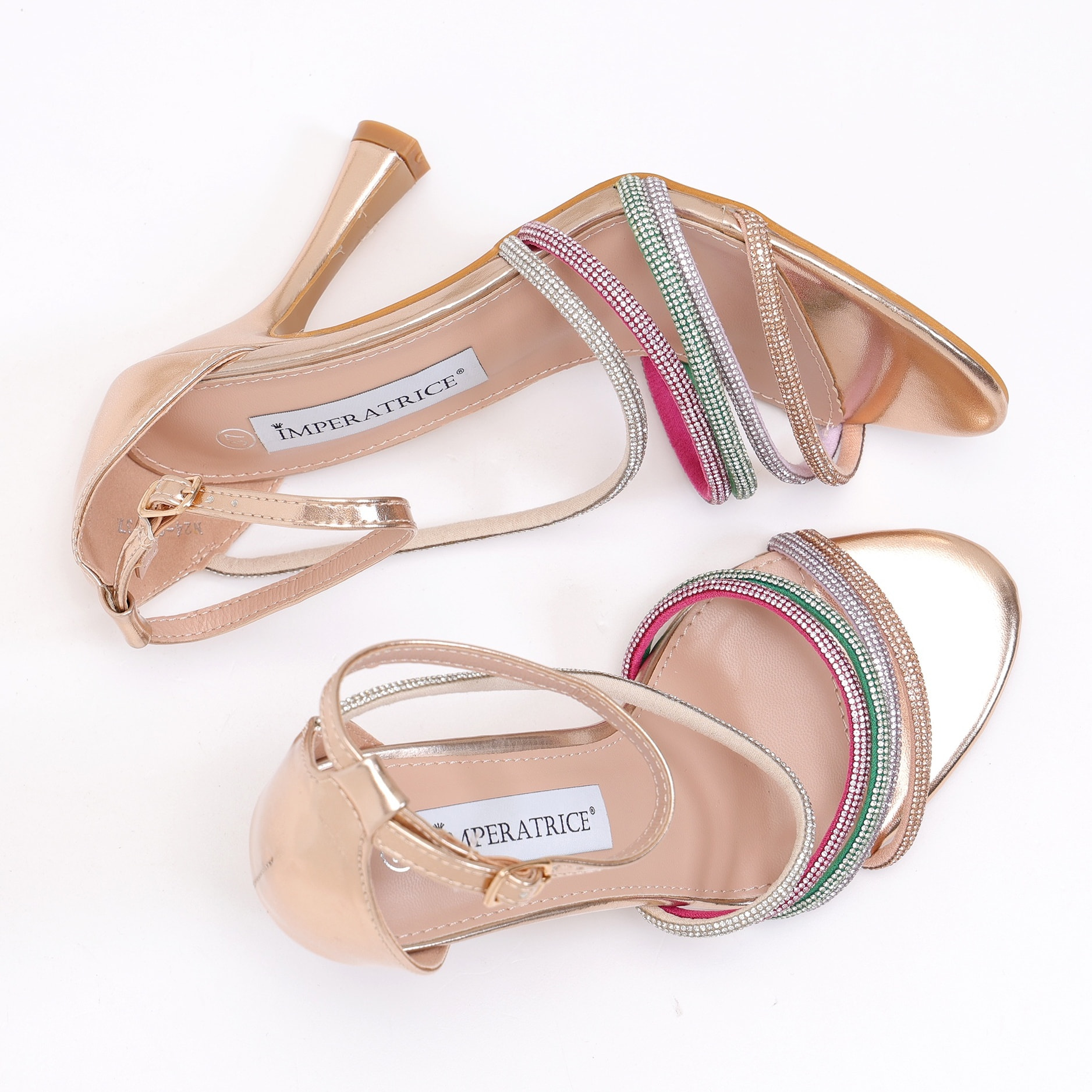 Sandali in simil pelle con tacco a rocchetto e fasce ricoperte di strass