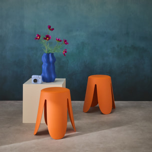 Set de 2 tabourets empilables. simili cuir orange. NIKI. Ø30 / 44 x H46cm