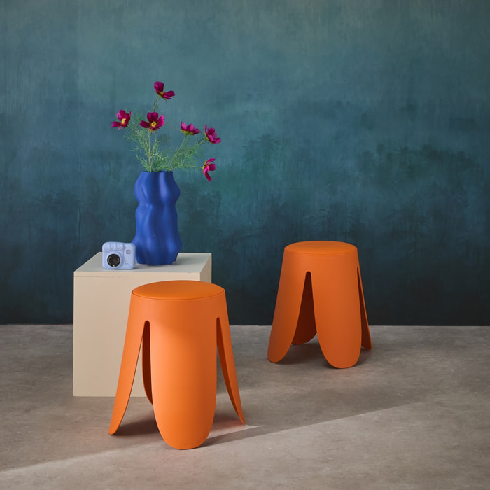 Set de 2 tabourets empilables. simili cuir orange. NIKI. Ø30 / 44 x H46cm
