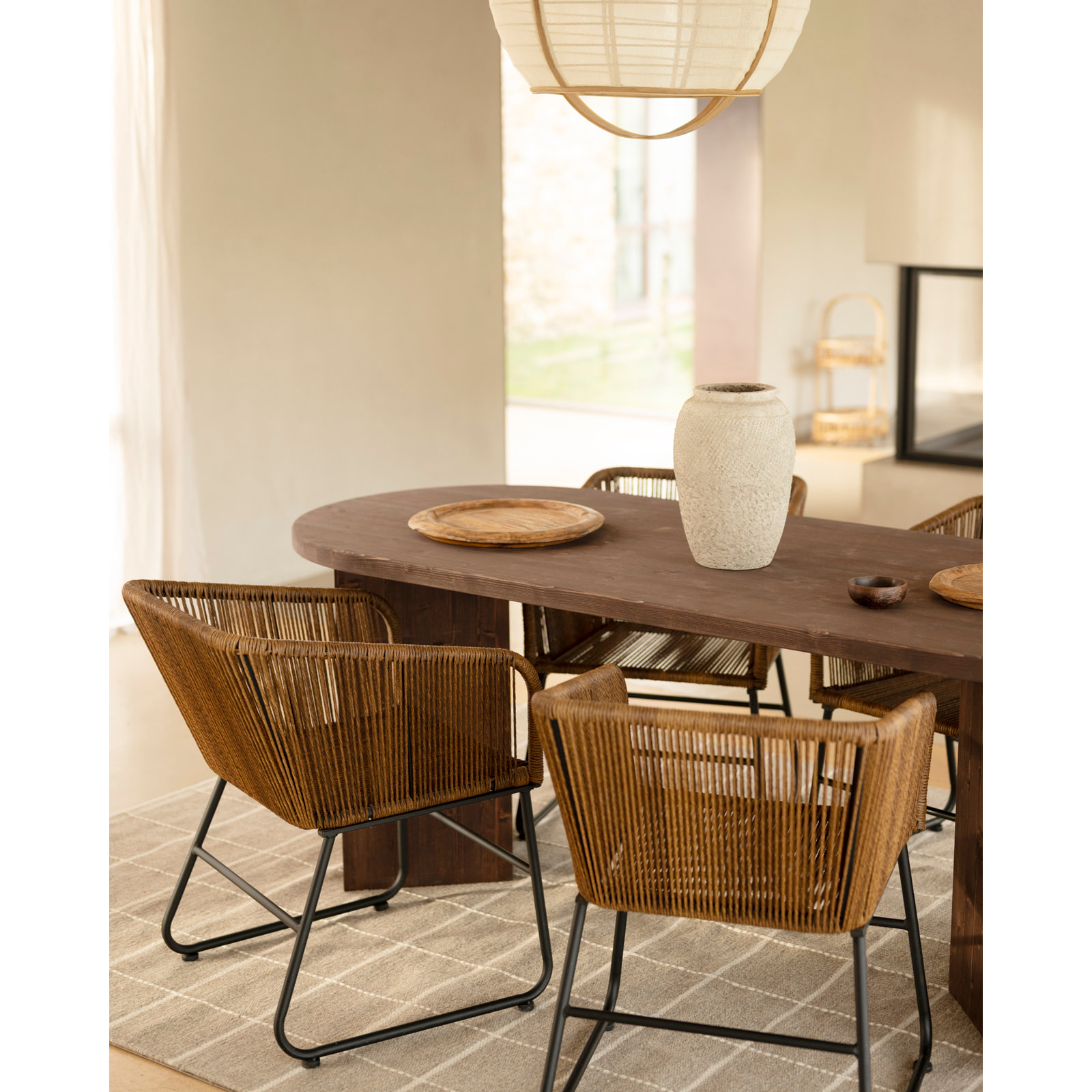 Table à manger en bois massif ton noyer en différentes tailles
