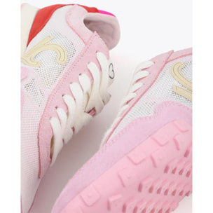 Sportivo in rete e tessuti diversi