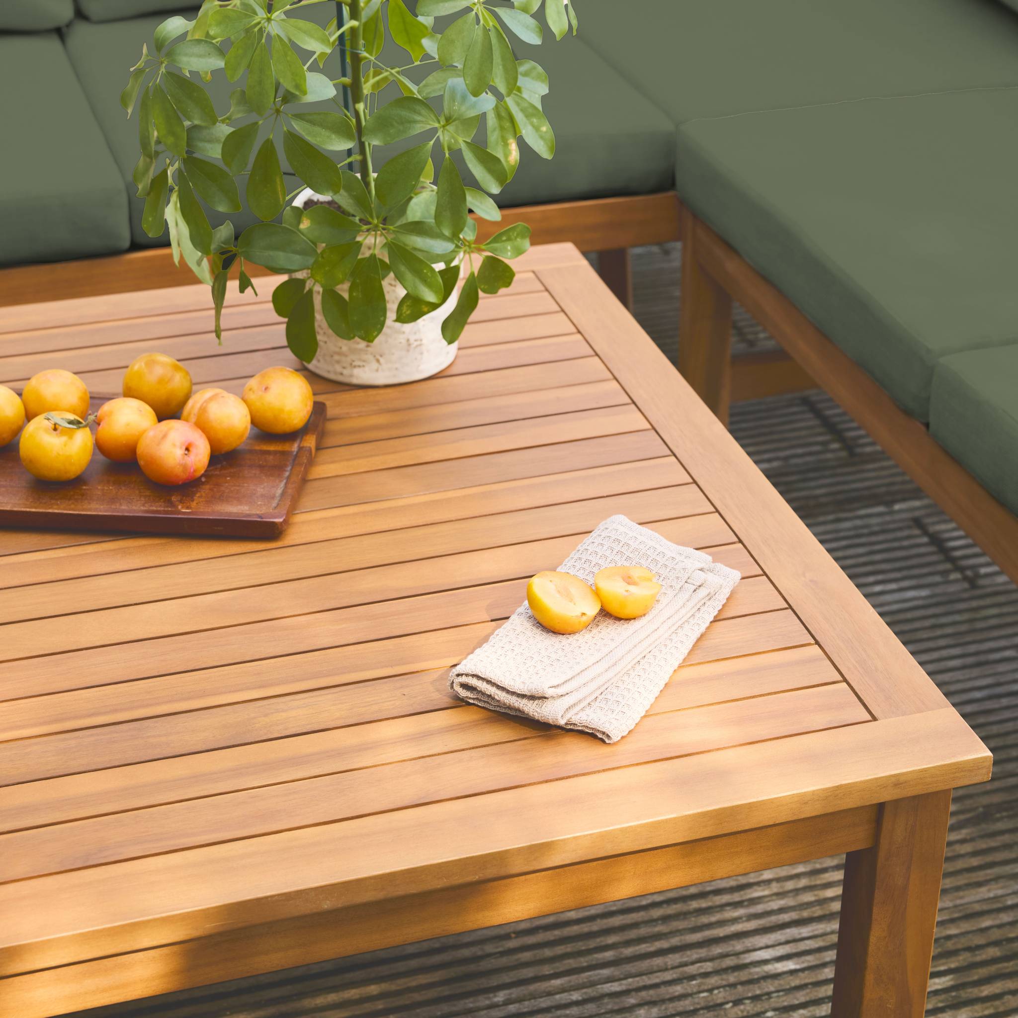 Salon de jardin d'angle kaki en acacia 5 places LOBERIA CORNER. table carrée