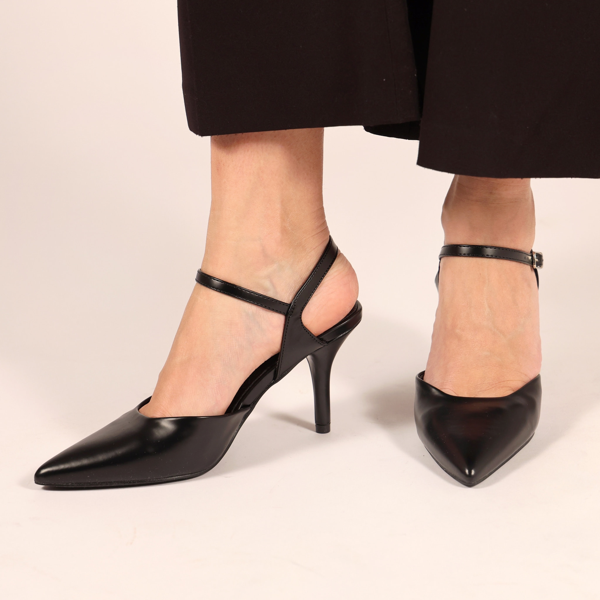 Sandali in simil pelle verniciata con tacco