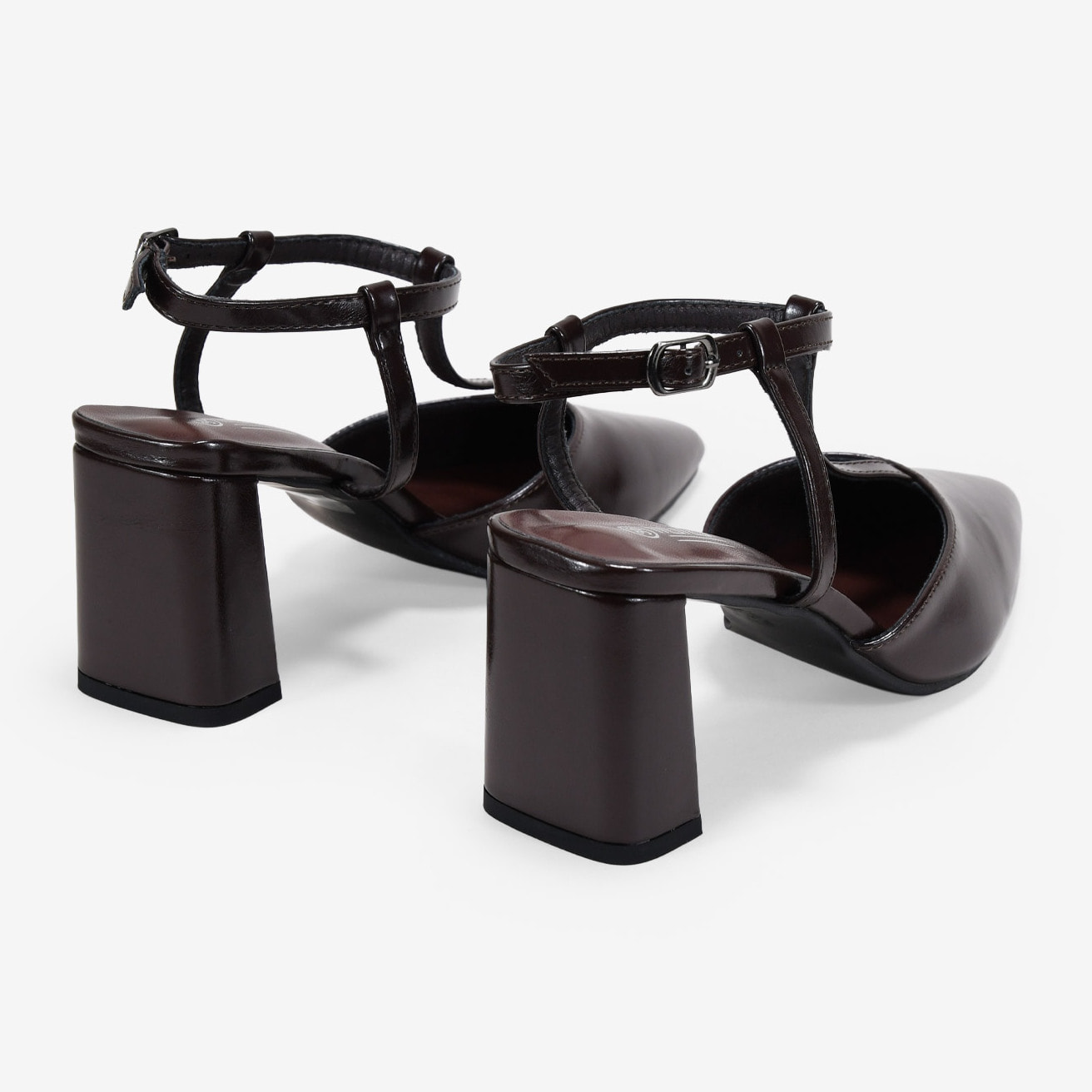 Zapatos de tacón marones destalonados