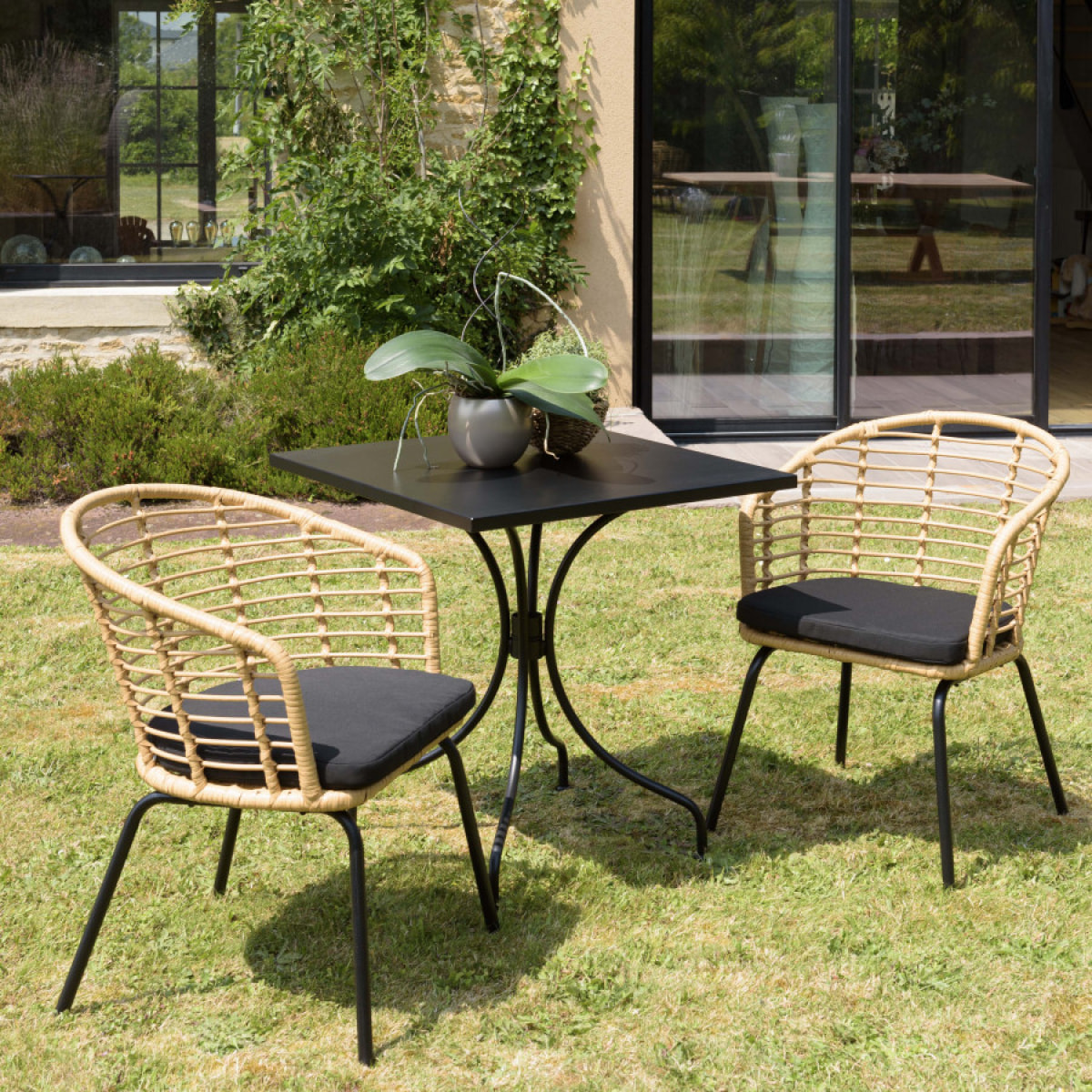 MALO - SALON DE JARDIN 2 PERS. - 1 Table carrée 70x70cm et 2 fauteuils beiges et noirs en rotin synthétique