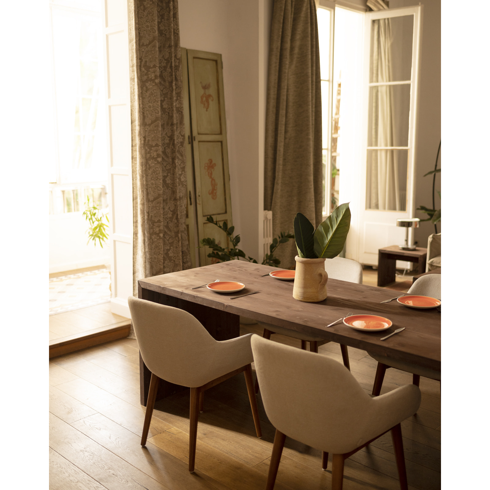 Table de salle à manger en bois massif ton noyer de différentes tailles