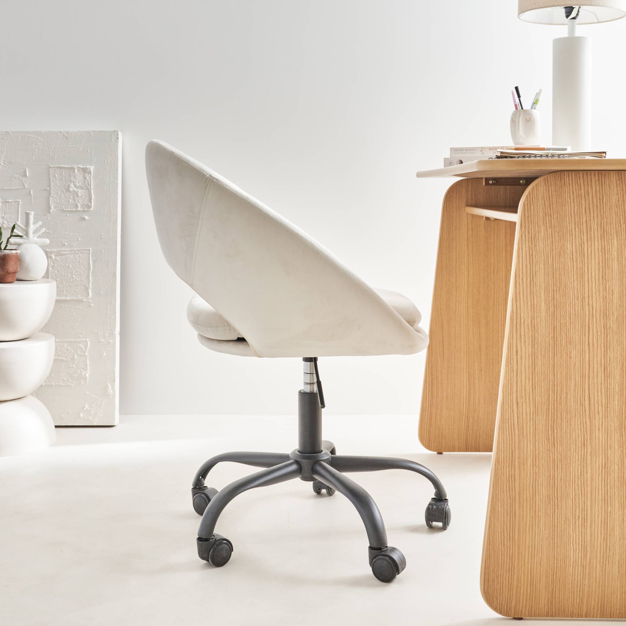 Chaise de bureau ronde à roulettes en velours blanc cassé. Pam. L 59 x P 60 x H 79 / 89cm