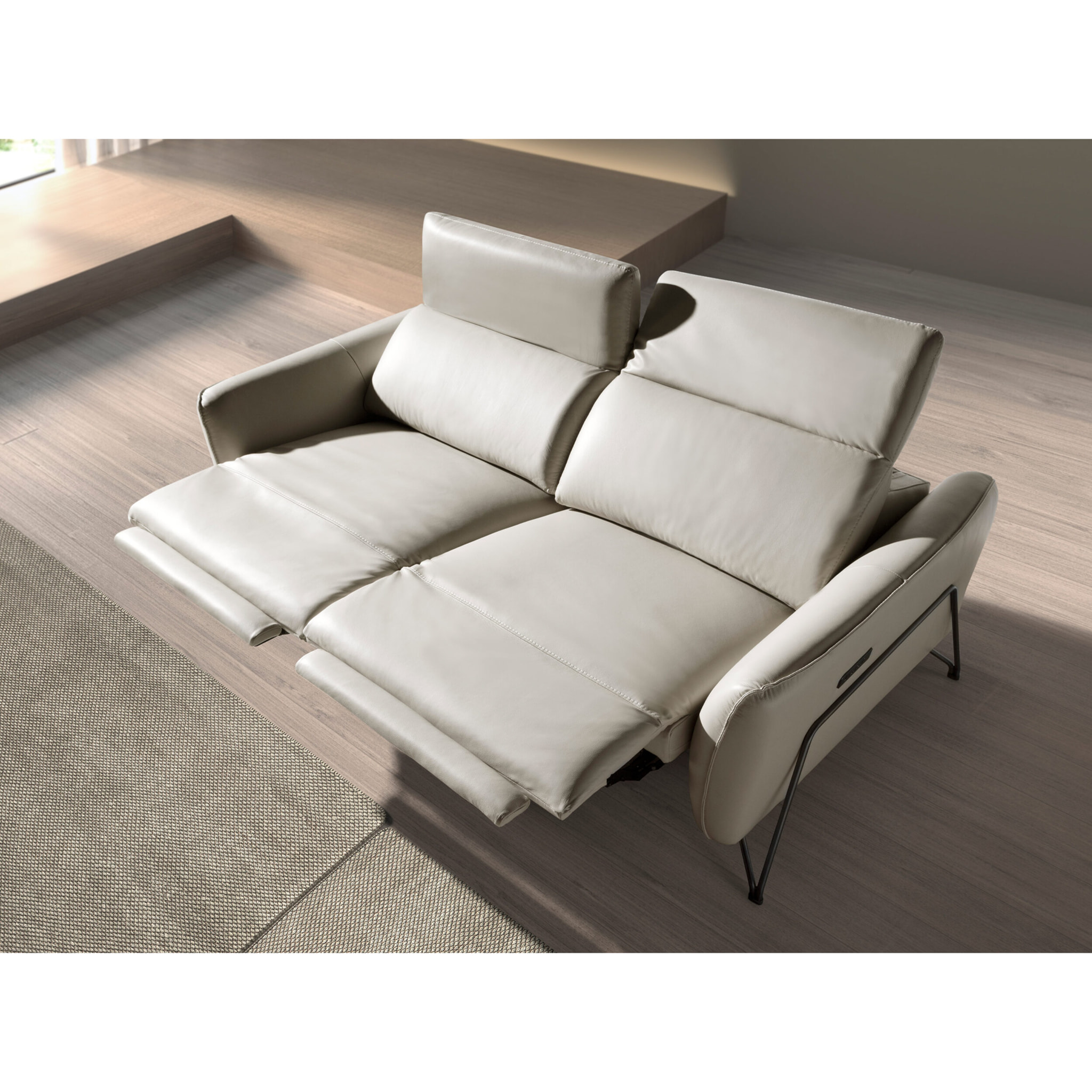 Sofá relax de 3 plazas tapizado en piel de origen vacuno en arena con reposacabezas patas de acero inoxidable oscurecido 2 sistemas de relax eléctrico 213x111x104cm